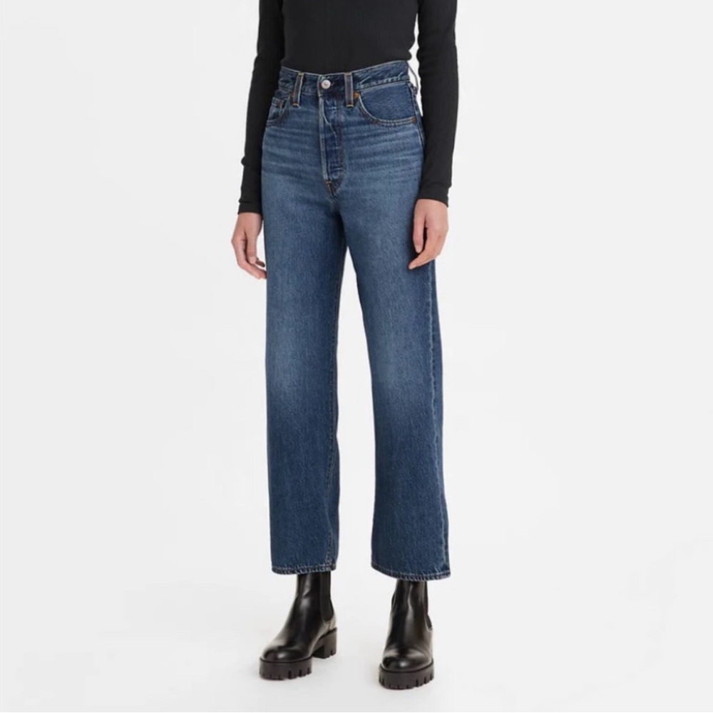 Levi’s Premium Ribcage Straight Ankle Jeans in Noe Fog medium wash denim Size 28